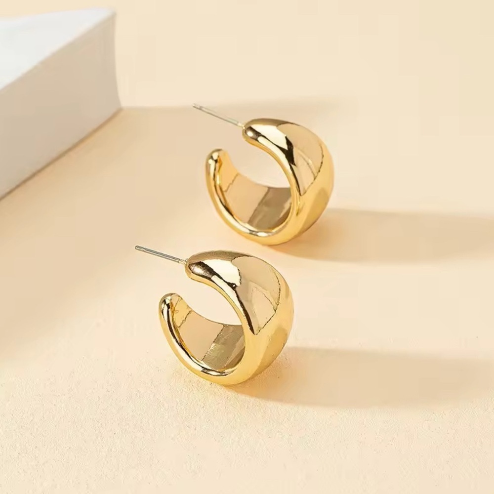 Trendy Bold Gold Earrings 💫